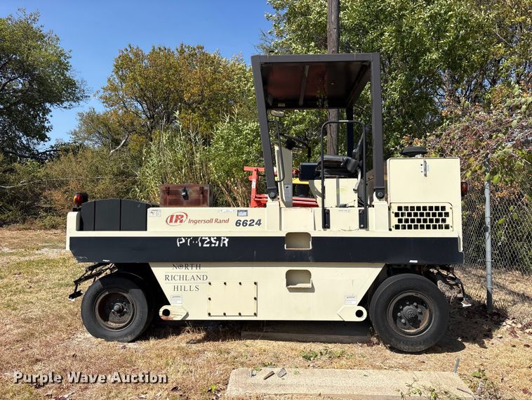 image for item ES8137 2006 Ingersoll Rand PT125R pneumatic roller