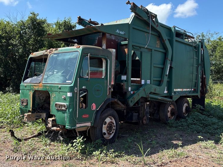 image for item ET6493 2002 Peterbilt refuse truck