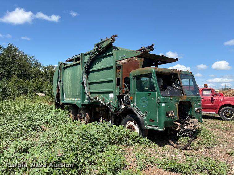 image for item ET6493 2002 Peterbilt refuse truck