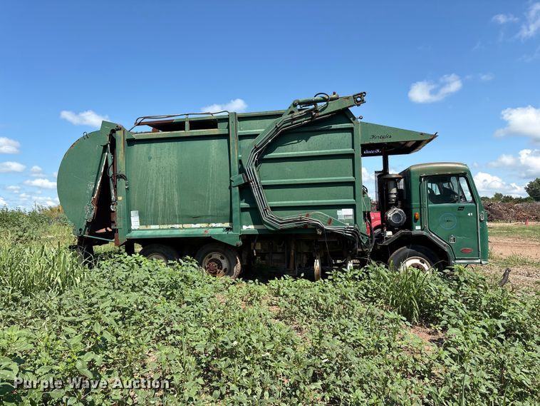 image for item ET6493 2002 Peterbilt refuse truck