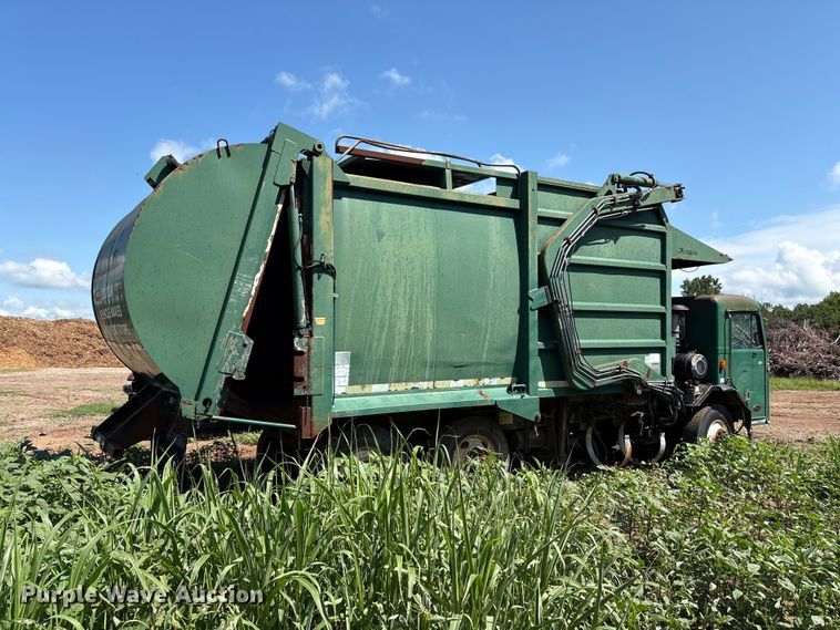 image for item ET6493 2002 Peterbilt refuse truck