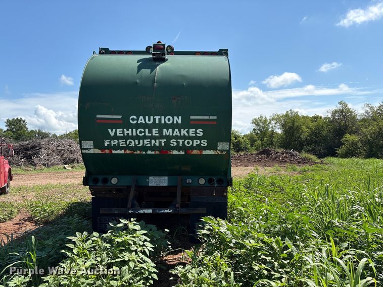 image for item ET6493 2002 Peterbilt refuse truck
