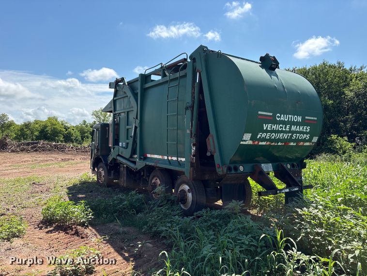 image for item ET6493 2002 Peterbilt refuse truck