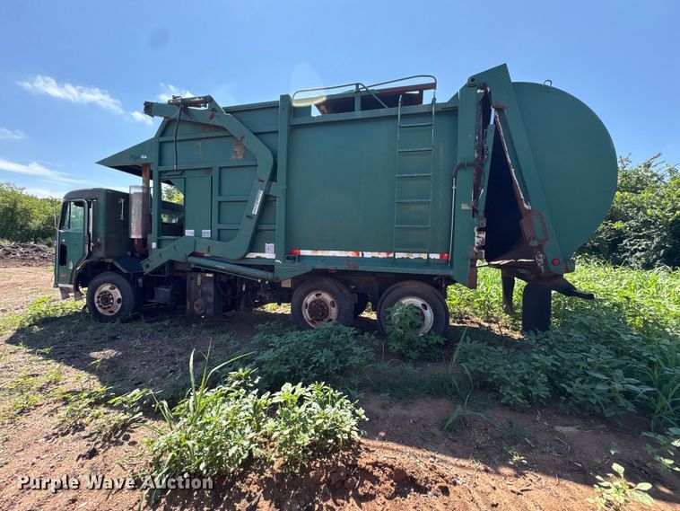 image for item ET6493 2002 Peterbilt refuse truck