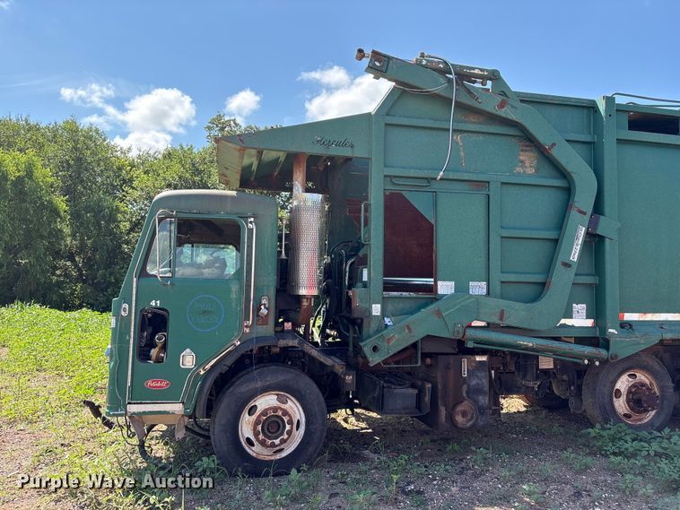 image for item ET6493 2002 Peterbilt refuse truck