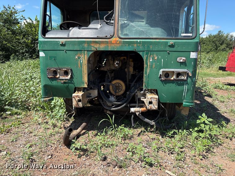 image for item ET6493 2002 Peterbilt refuse truck