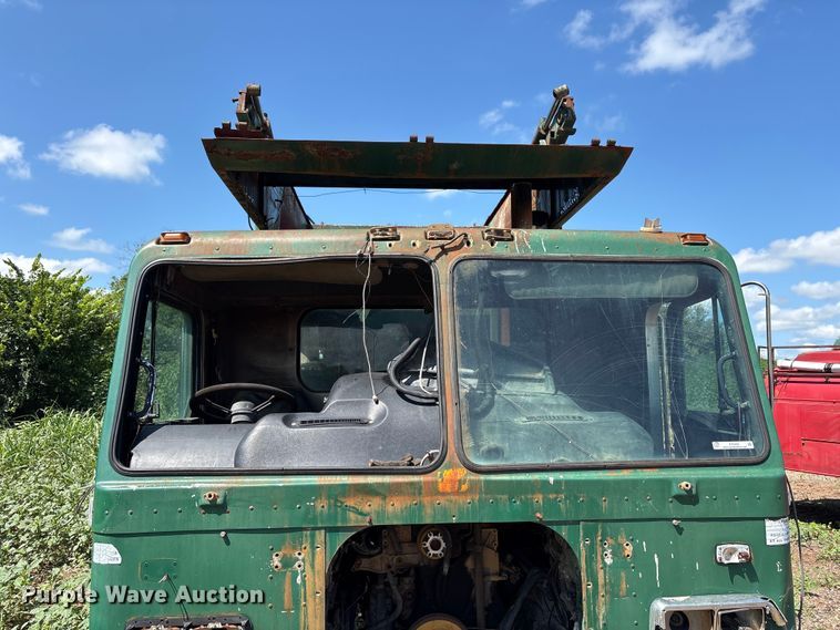 image for item ET6493 2002 Peterbilt refuse truck