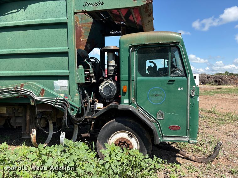 image for item ET6493 2002 Peterbilt refuse truck
