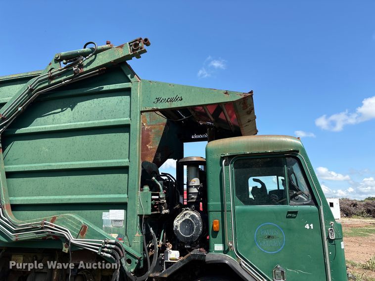 image for item ET6493 2002 Peterbilt refuse truck