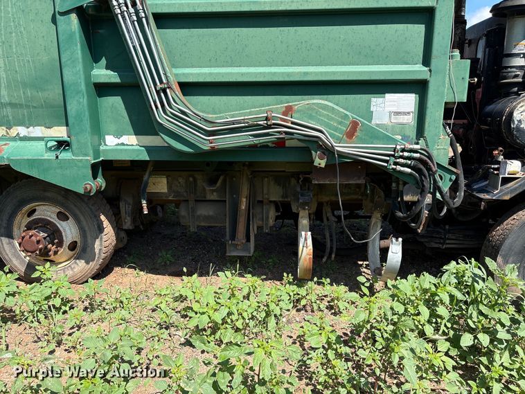 image for item ET6493 2002 Peterbilt refuse truck