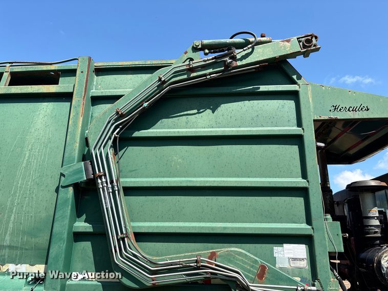 image for item ET6493 2002 Peterbilt refuse truck