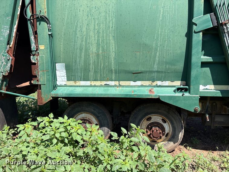 image for item ET6493 2002 Peterbilt refuse truck