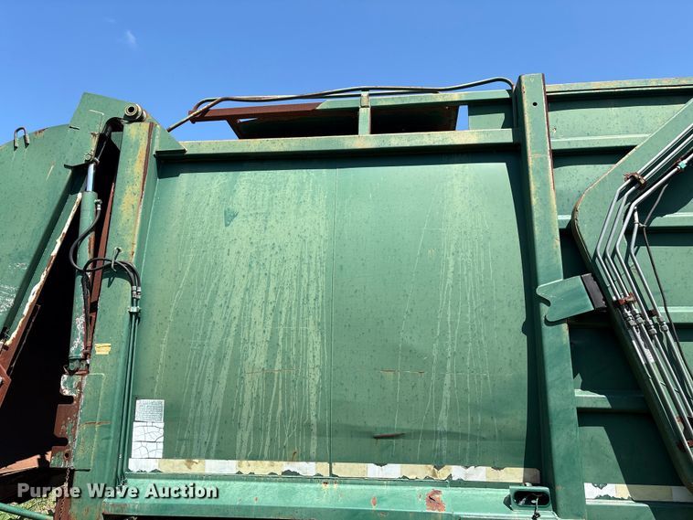 image for item ET6493 2002 Peterbilt refuse truck