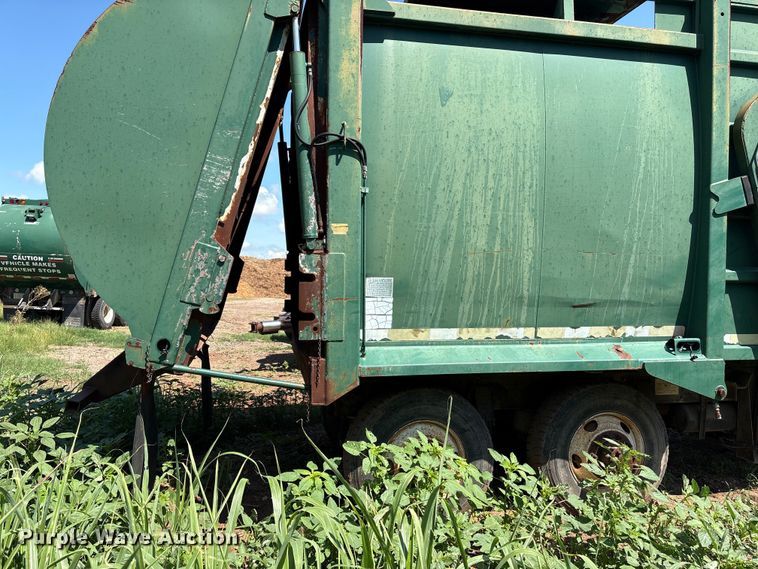 image for item ET6493 2002 Peterbilt refuse truck