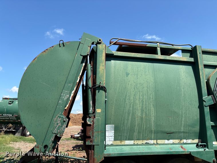 image for item ET6493 2002 Peterbilt refuse truck