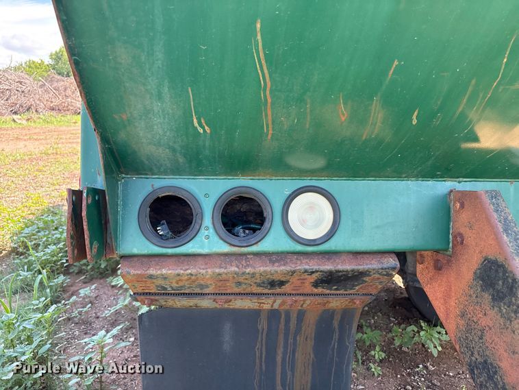 image for item ET6493 2002 Peterbilt refuse truck