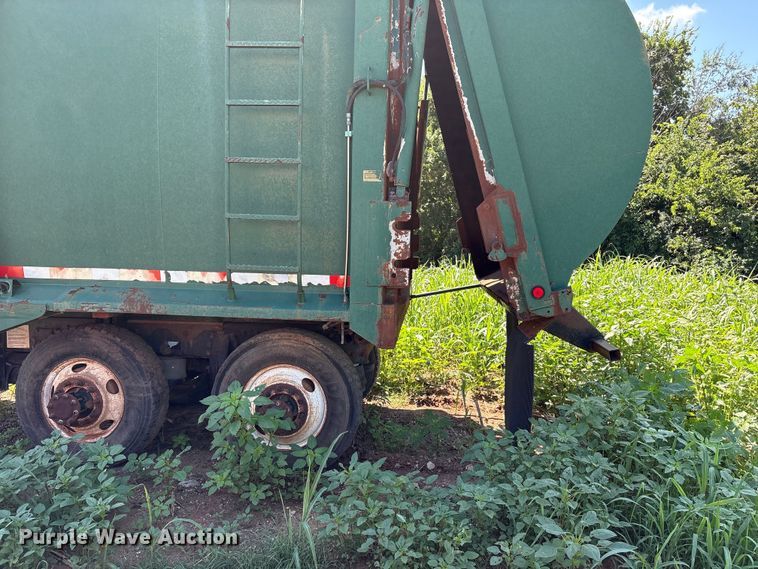 image for item ET6493 2002 Peterbilt refuse truck
