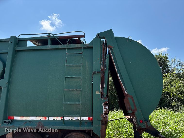 image for item ET6493 2002 Peterbilt refuse truck