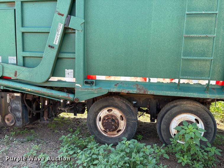 image for item ET6493 2002 Peterbilt refuse truck
