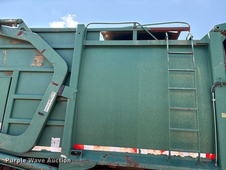 image for item ET6493 2002 Peterbilt refuse truck