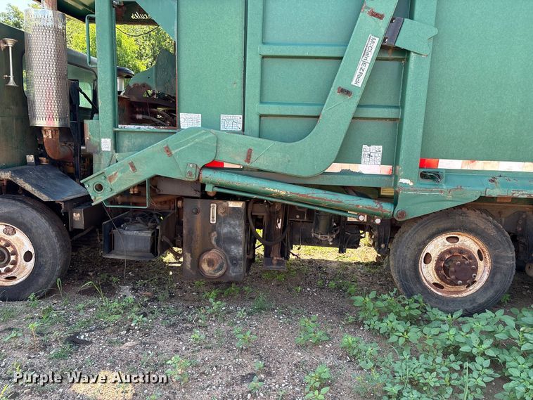 image for item ET6493 2002 Peterbilt refuse truck