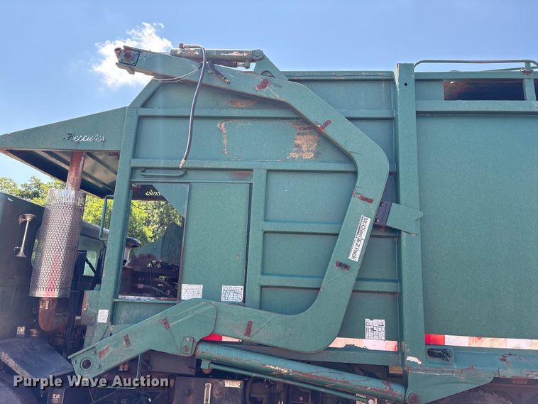image for item ET6493 2002 Peterbilt refuse truck