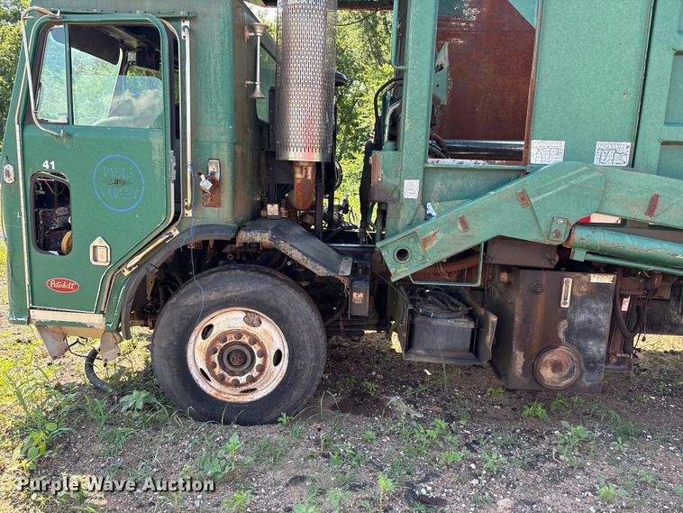 image for item ET6493 2002 Peterbilt refuse truck