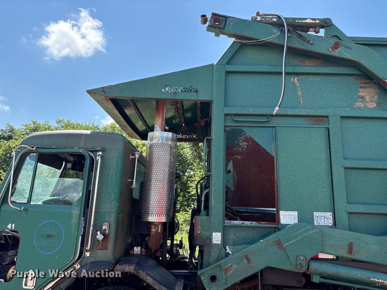 image for item ET6493 2002 Peterbilt refuse truck
