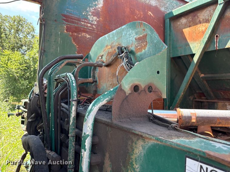 image for item ET6493 2002 Peterbilt refuse truck