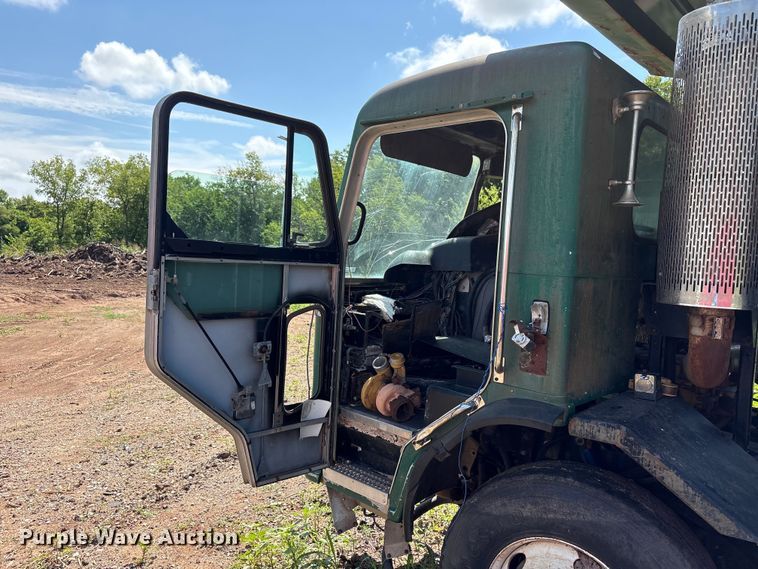 image for item ET6493 2002 Peterbilt refuse truck