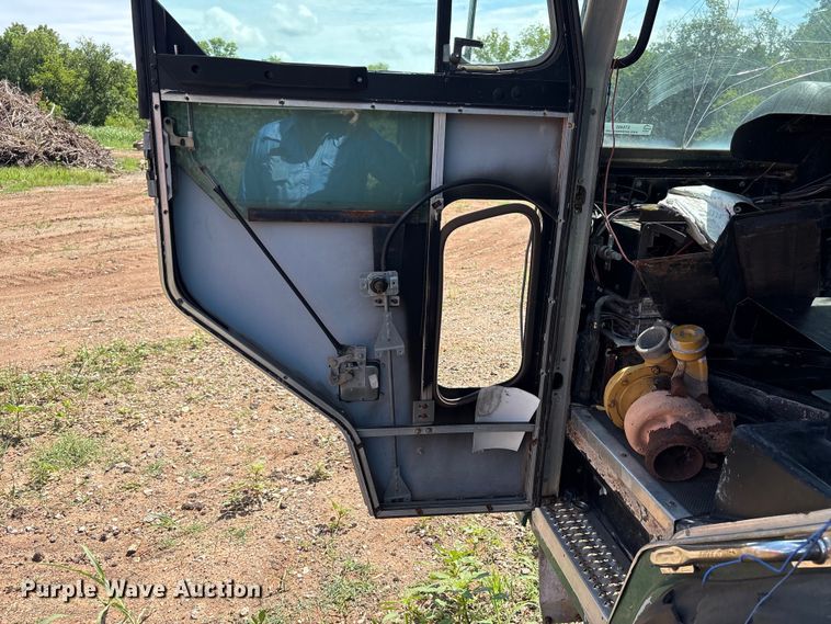 image for item ET6493 2002 Peterbilt refuse truck