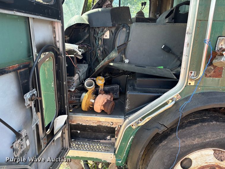 image for item ET6493 2002 Peterbilt refuse truck