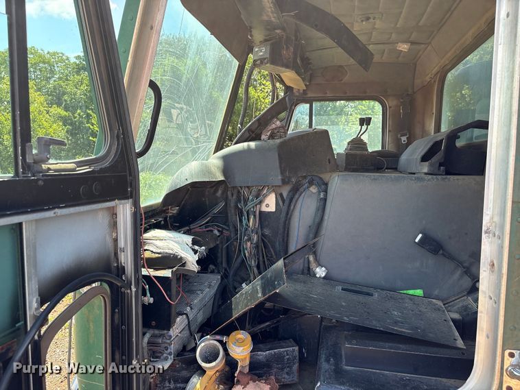 image for item ET6493 2002 Peterbilt refuse truck
