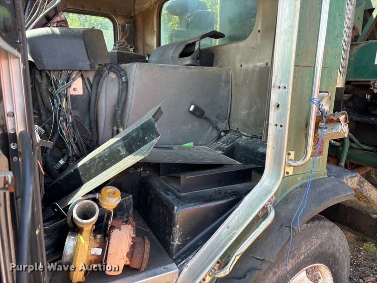 image for item ET6493 2002 Peterbilt refuse truck
