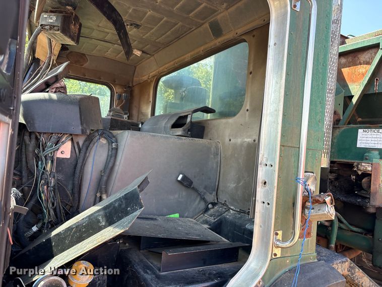 image for item ET6493 2002 Peterbilt refuse truck