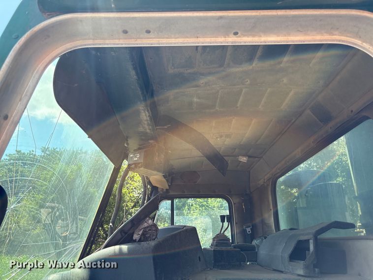 image for item ET6493 2002 Peterbilt refuse truck