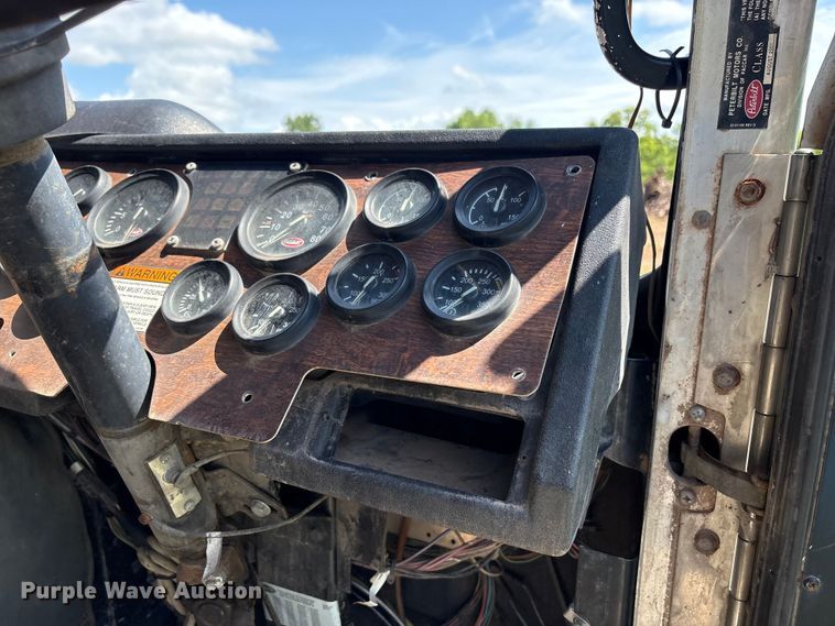 image for item ET6493 2002 Peterbilt refuse truck