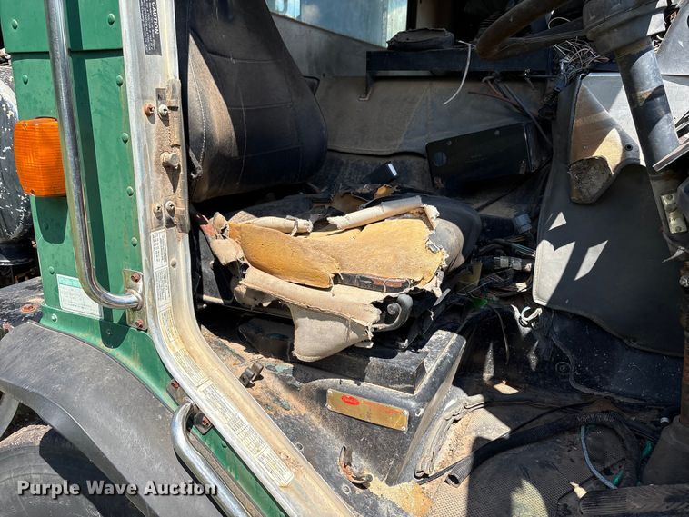 image for item ET6493 2002 Peterbilt refuse truck