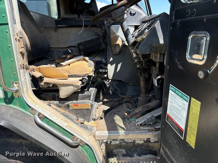 image for item ET6493 2002 Peterbilt refuse truck