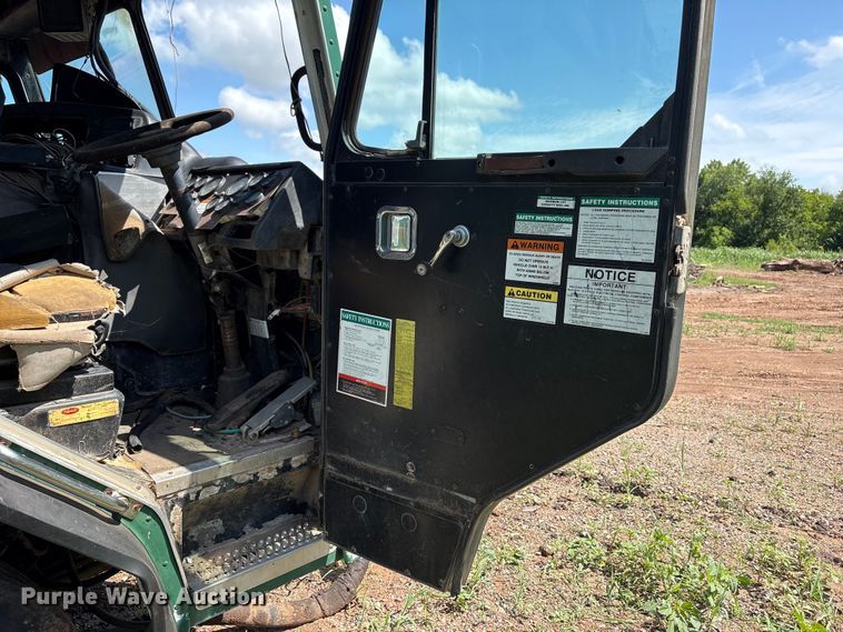 image for item ET6493 2002 Peterbilt refuse truck