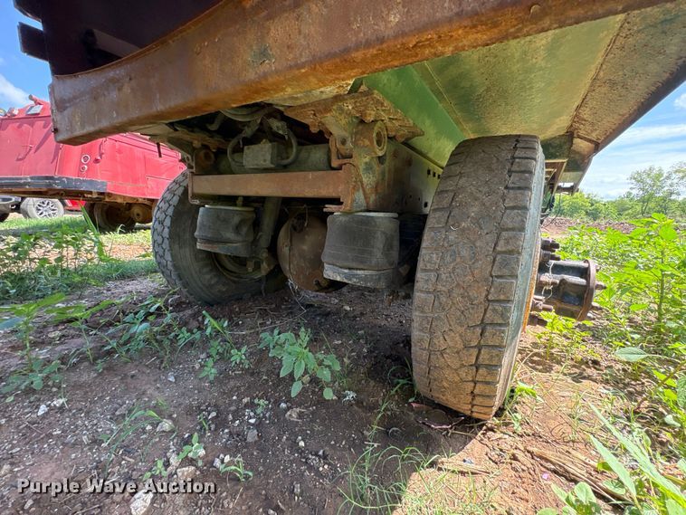 image for item ET6493 2002 Peterbilt refuse truck