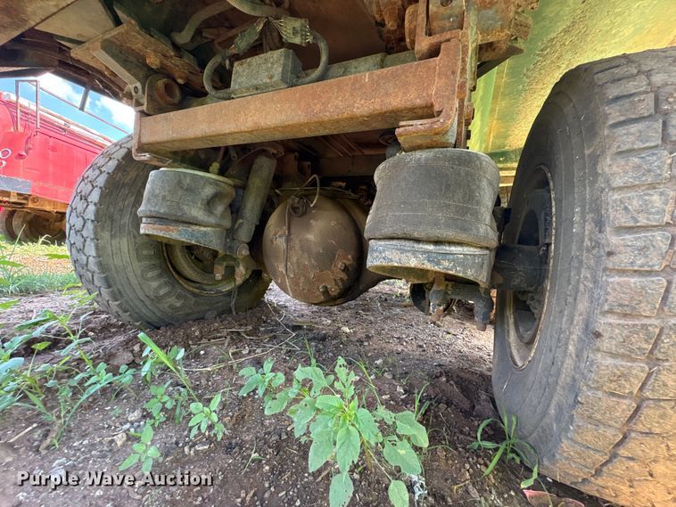 image for item ET6493 2002 Peterbilt refuse truck