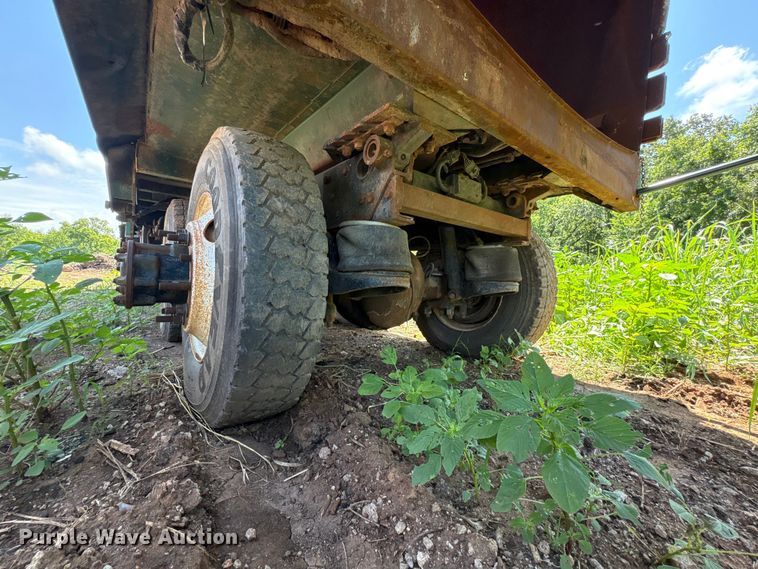 image for item ET6493 2002 Peterbilt refuse truck