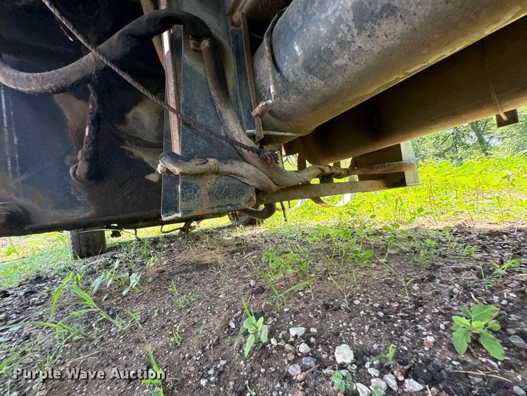 image for item ET6493 2002 Peterbilt refuse truck