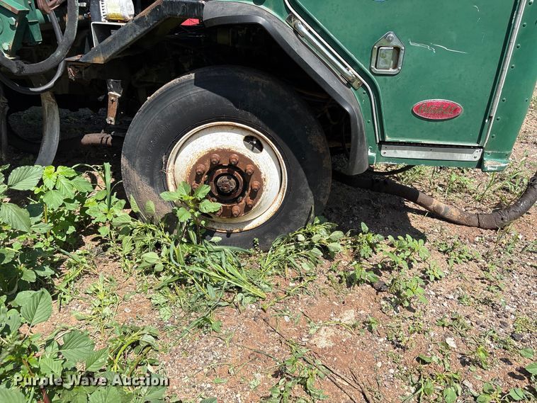 image for item ET6493 2002 Peterbilt refuse truck