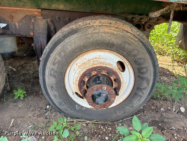 image for item ET6493 2002 Peterbilt refuse truck