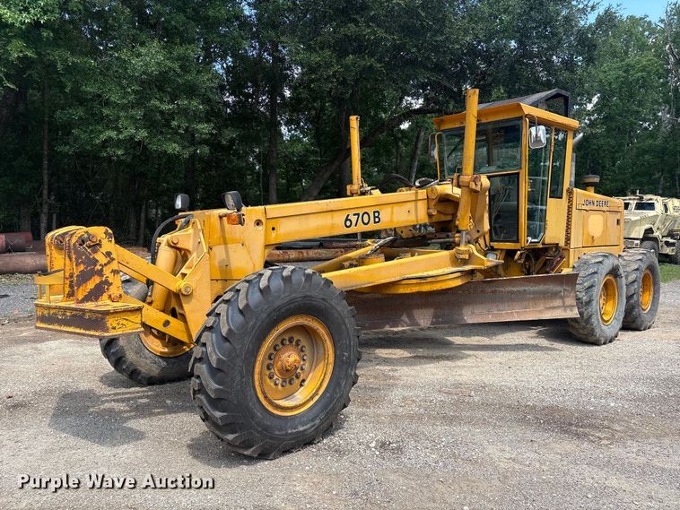 image for item EU0689 1992 John Deere 670B motor grader