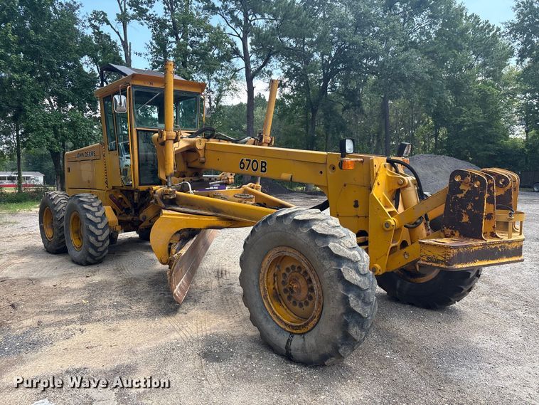 image for item EU0689 1992 John Deere 670B motor grader