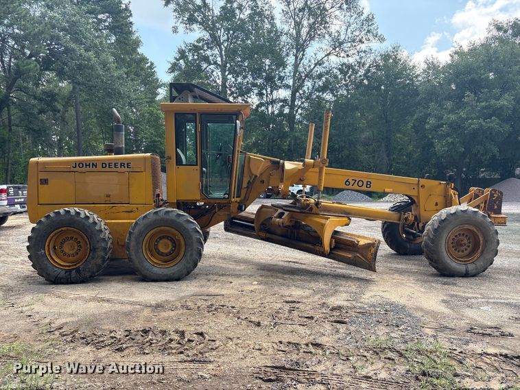 image for item EU0689 1992 John Deere 670B motor grader