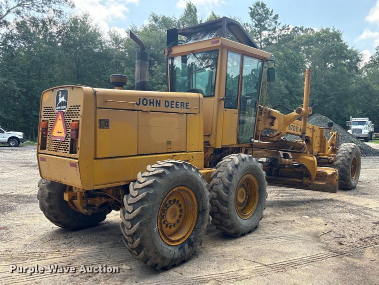 image for item EU0689 1992 John Deere 670B motor grader